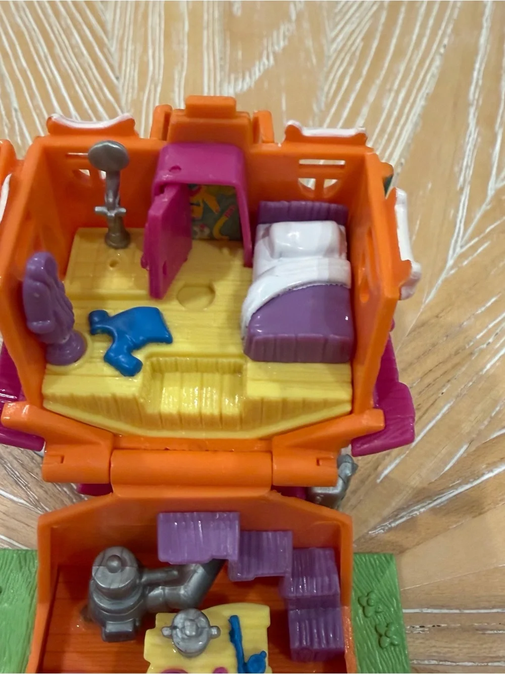 1994 COMPLETE Dog House Barclay’s Cottage Polly Pocket Bluebird